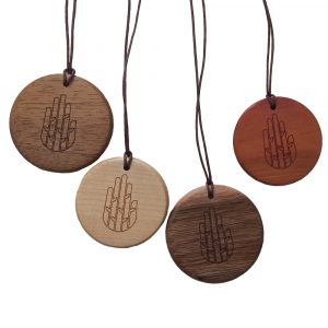 Holzkette Yoga Handsymbol “Dunkel” | Laguna