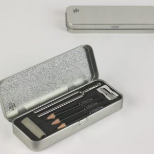 Schreibset mit Stimmgabel, 3 Bleistifte, Spitzer & Radiergummi – Henle / gift | Markstein.de