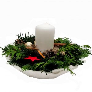 Gesteck mit weißer Kerze und frischer Tanne | Flora Trans