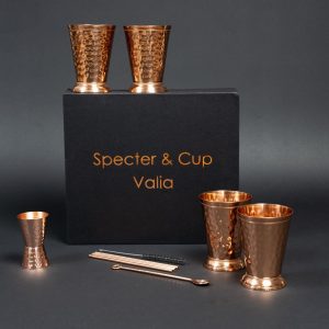 Kupferbecher-Set Valia – 4x Cocktailbecher (gehämmert, römisch-geprägter Stil, 300 ml) + 6-teiliges Zubehör-Set | Specter & Cup